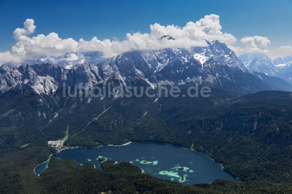 Luftaufnahme Grainau - Waldgebiete am Ufer des See Eibsee in Grainau im Bundesland Bayern, Deutschland