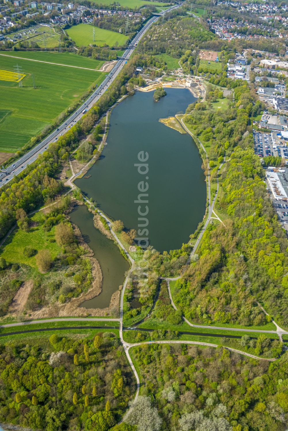 Bochum aus der Vogelperspektive: Waldgebiete am Ufer des See Ümminger See in Bochum im Bundesland Nordrhein-Westfalen, Deutschland