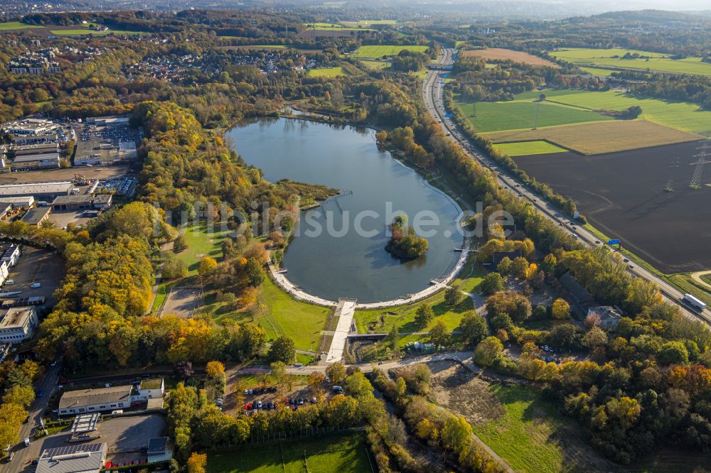 Bochum von oben - Waldgebiete am Ufer des See Ümminger See in Bochum im Bundesland Nordrhein-Westfalen, Deutschland