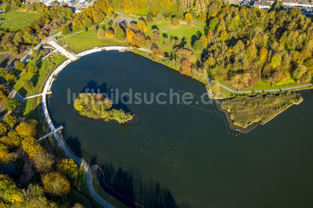 Luftbild Bochum - Waldgebiete am Ufer des See Ümminger See in Bochum im Bundesland Nordrhein-Westfalen, Deutschland