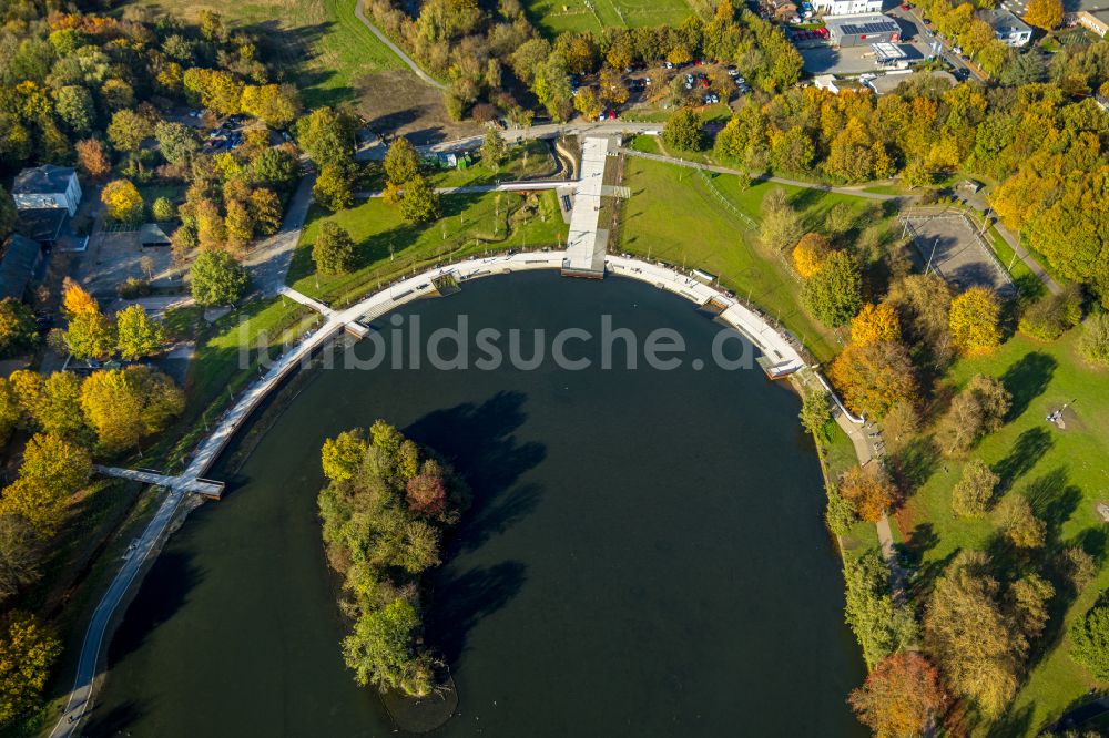 Luftaufnahme Bochum - Waldgebiete am Ufer des See Ümminger See in Bochum im Bundesland Nordrhein-Westfalen, Deutschland