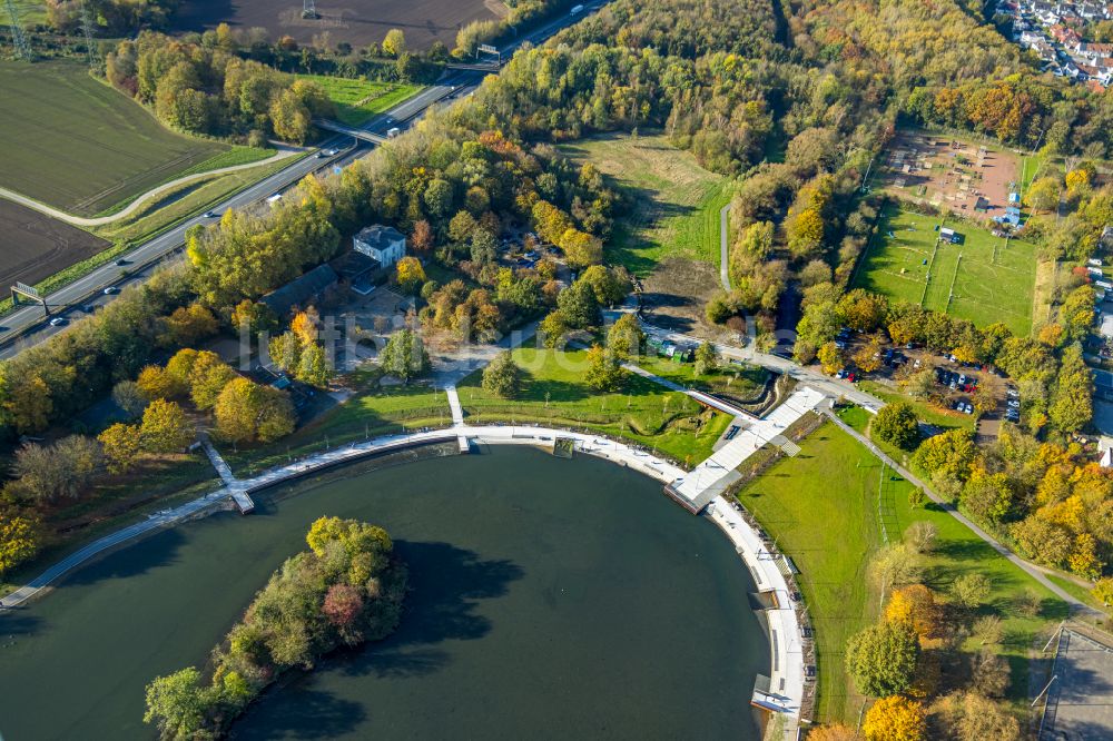 Bochum von oben - Waldgebiete am Ufer des See Ümminger See in Bochum im Bundesland Nordrhein-Westfalen, Deutschland