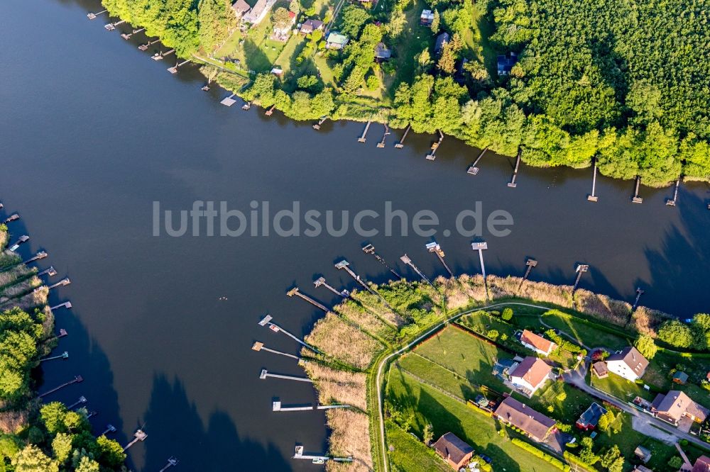 Luftaufnahme Weiherfeld - Waldgebiete am Ufer des See Ètang de Hirbach mit Anglerstegen in Weiherfeld in Grand Est, Frankreich