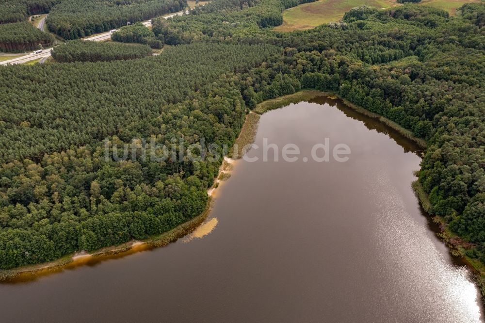 Althüttendorf von oben - Waldgebiete am Ufer des See Tiefer Bugsinsee in Althüttendorf im Bundesland Brandenburg, Deutschland