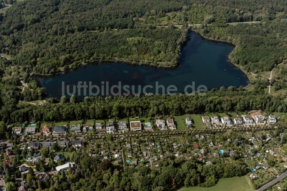 Markkleeberg aus der Vogelperspektive: Waldgebiete am Ufer des See Waldsee Lauer in Markkleeberg im Bundesland Sachsen, Deutschland