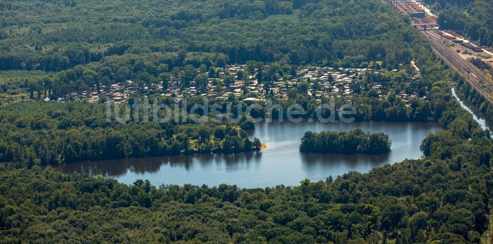 Mülheim an der Ruhr von oben - Waldgebiete am Ufer des Sees Entenfang in Mülheim an der Ruhr im Bundesland Nordrhein-Westfalen