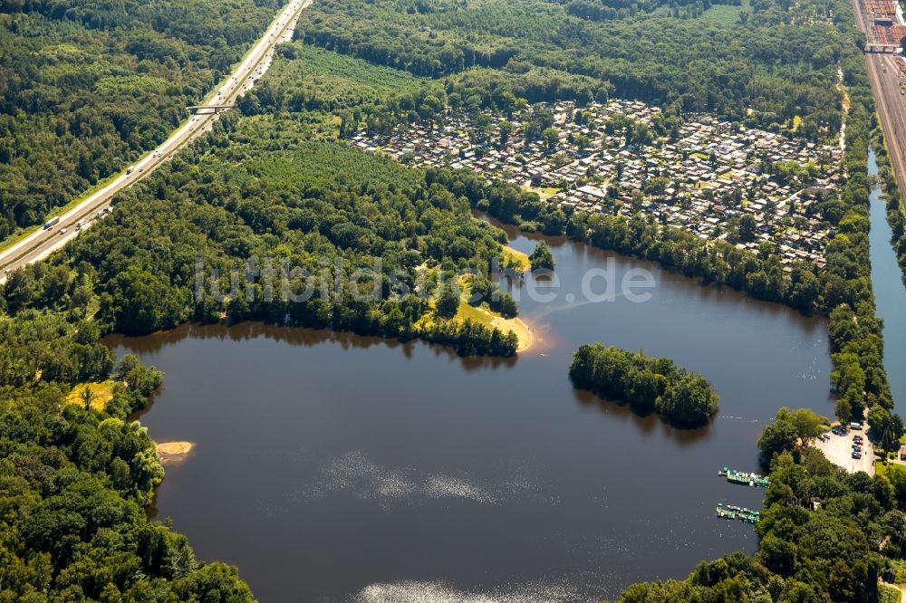 Luftbild Mülheim an der Ruhr - Waldgebiete am Ufer des Sees Entenfang in Mülheim an der Ruhr im Bundesland Nordrhein-Westfalen