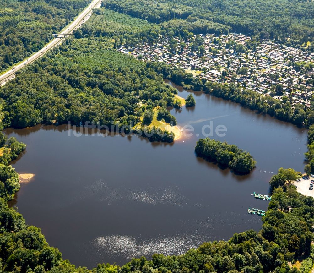 Luftaufnahme Mülheim an der Ruhr - Waldgebiete am Ufer des Sees Entenfang in Mülheim an der Ruhr im Bundesland Nordrhein-Westfalen