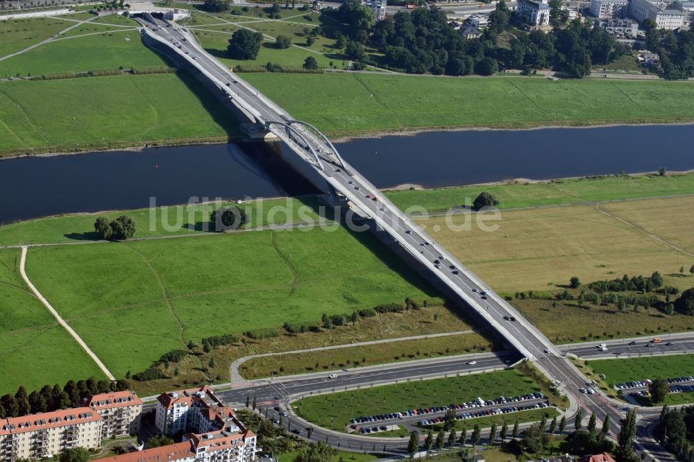 Luftaufnahme Dresden - Waldschlösschenbrücke am Elbeufer in Dresden im Bundesland Sachsen