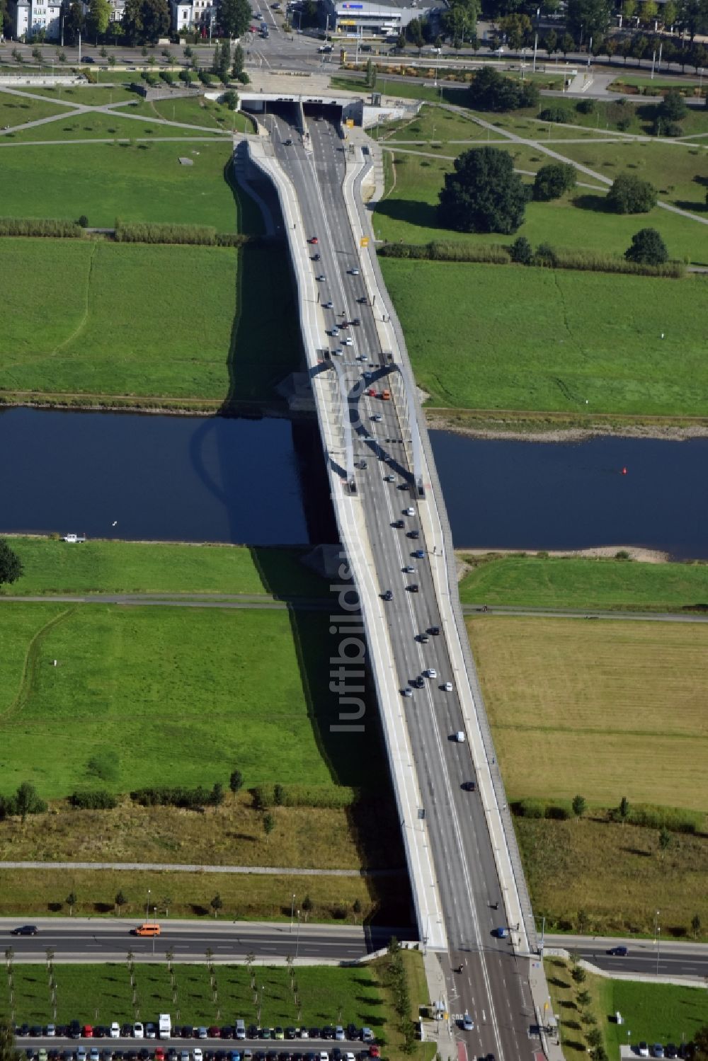 Dresden von oben - Waldschlösschenbrücke am Elbeufer in Dresden im Bundesland Sachsen