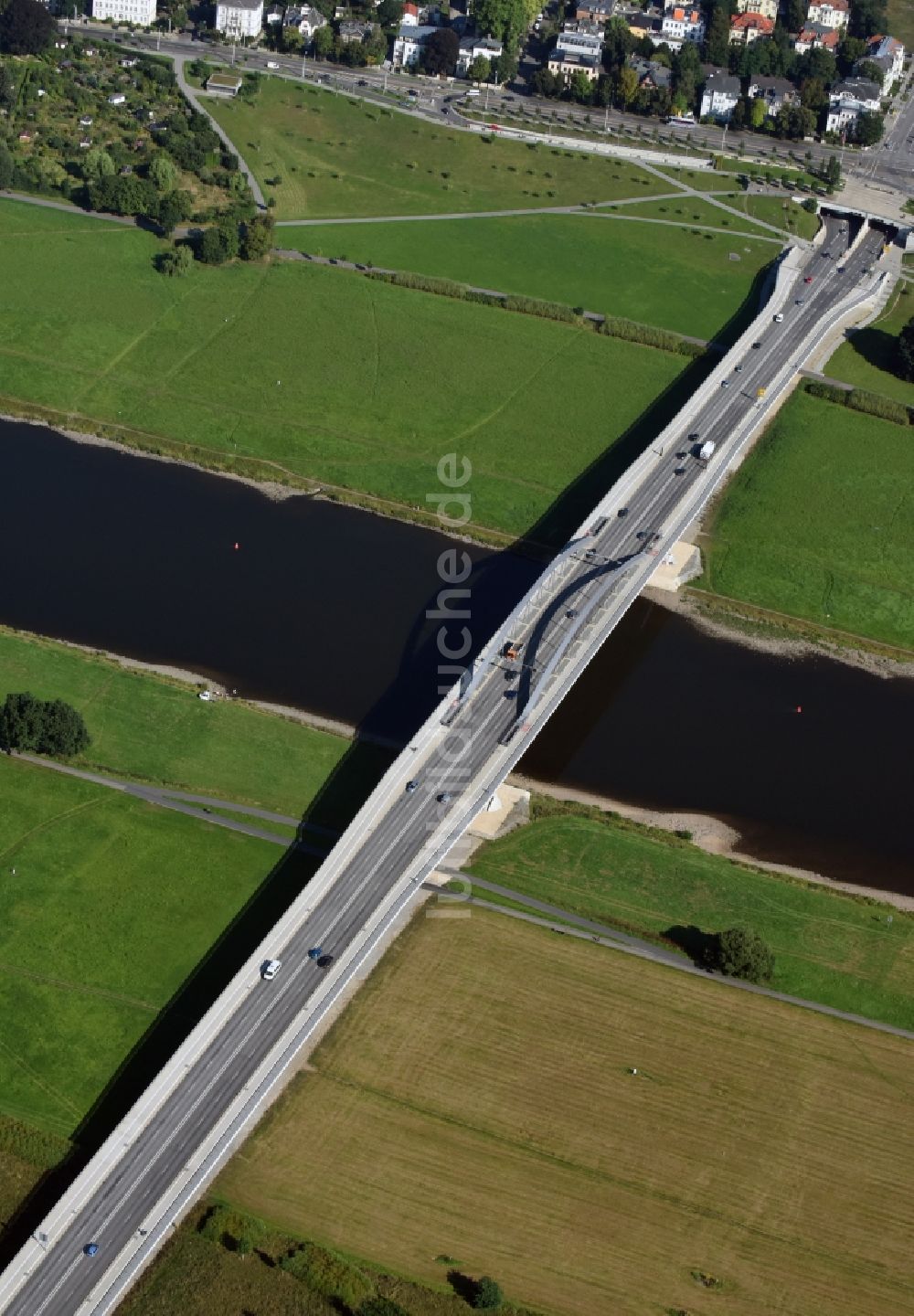 Dresden von oben - Waldschlösschenbrücke am Elbeufer in Dresden im Bundesland Sachsen