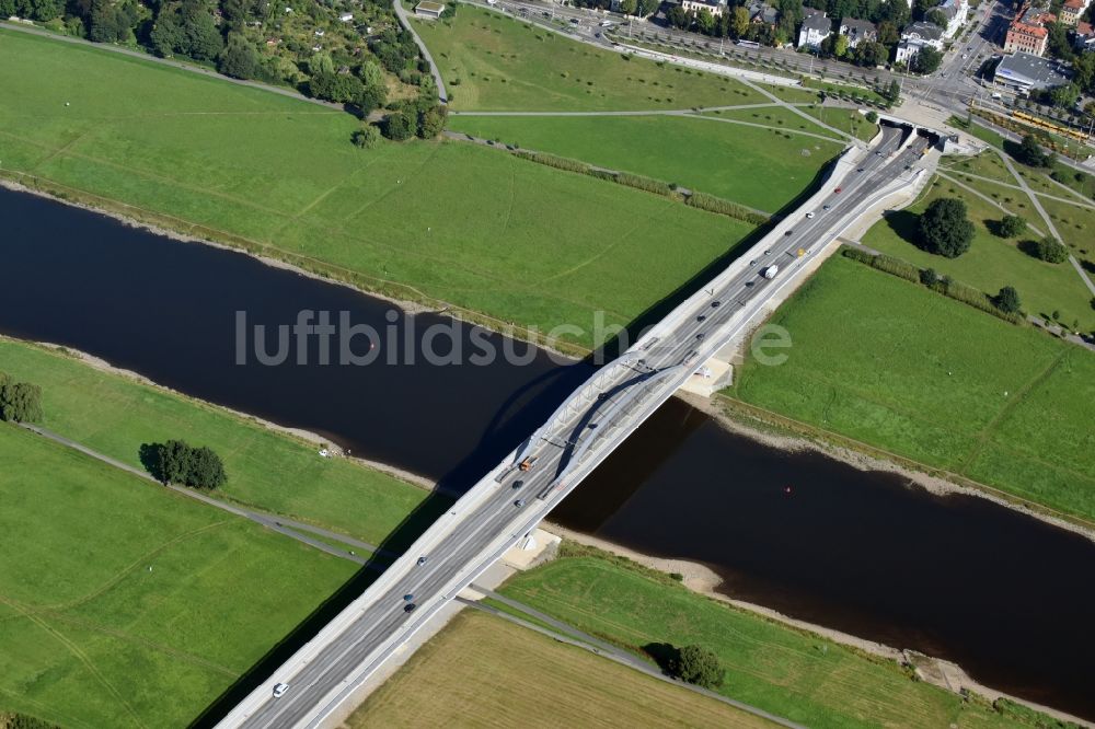 Dresden aus der Vogelperspektive: Waldschlösschenbrücke am Elbeufer in Dresden im Bundesland Sachsen