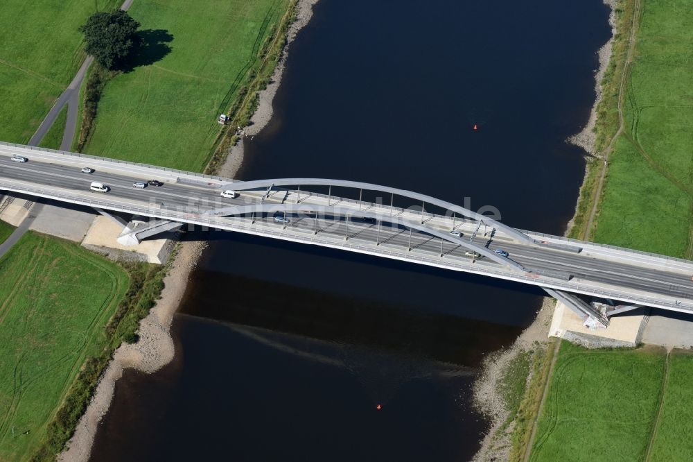 Dresden von oben - Waldschlösschenbrücke am Elbeufer in Dresden im Bundesland Sachsen