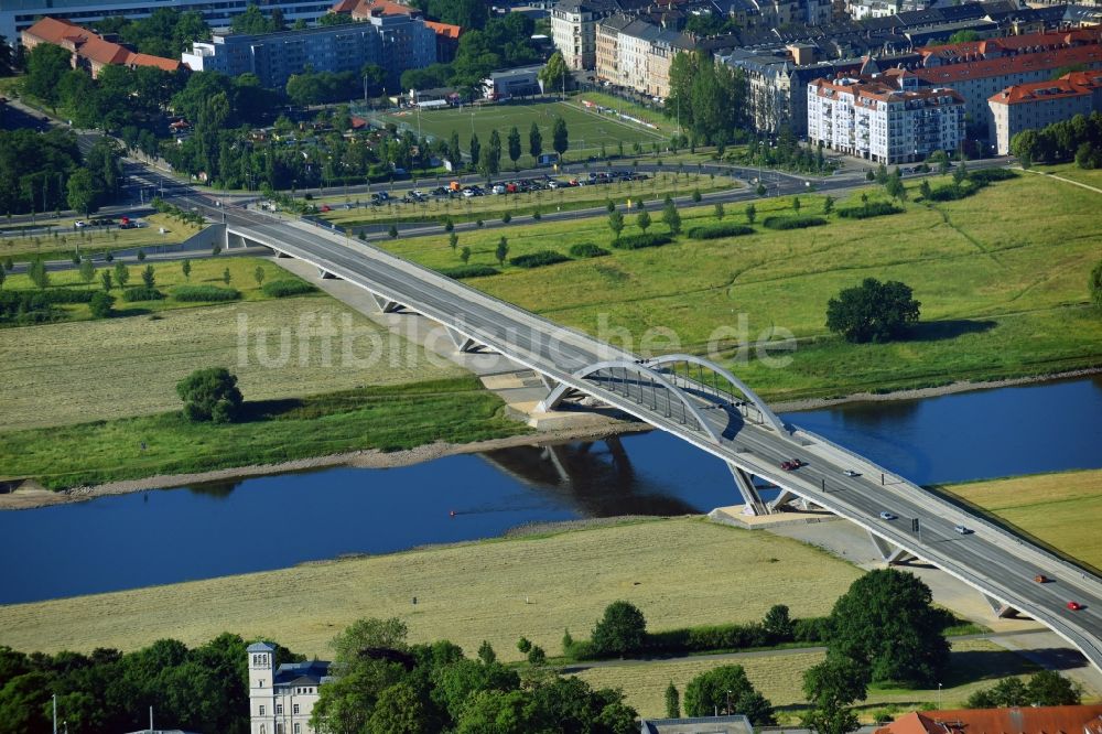 Dresden aus der Vogelperspektive: Waldschlösschenbrücke am Elbeufer in Dresden im Bundesland Sachsen