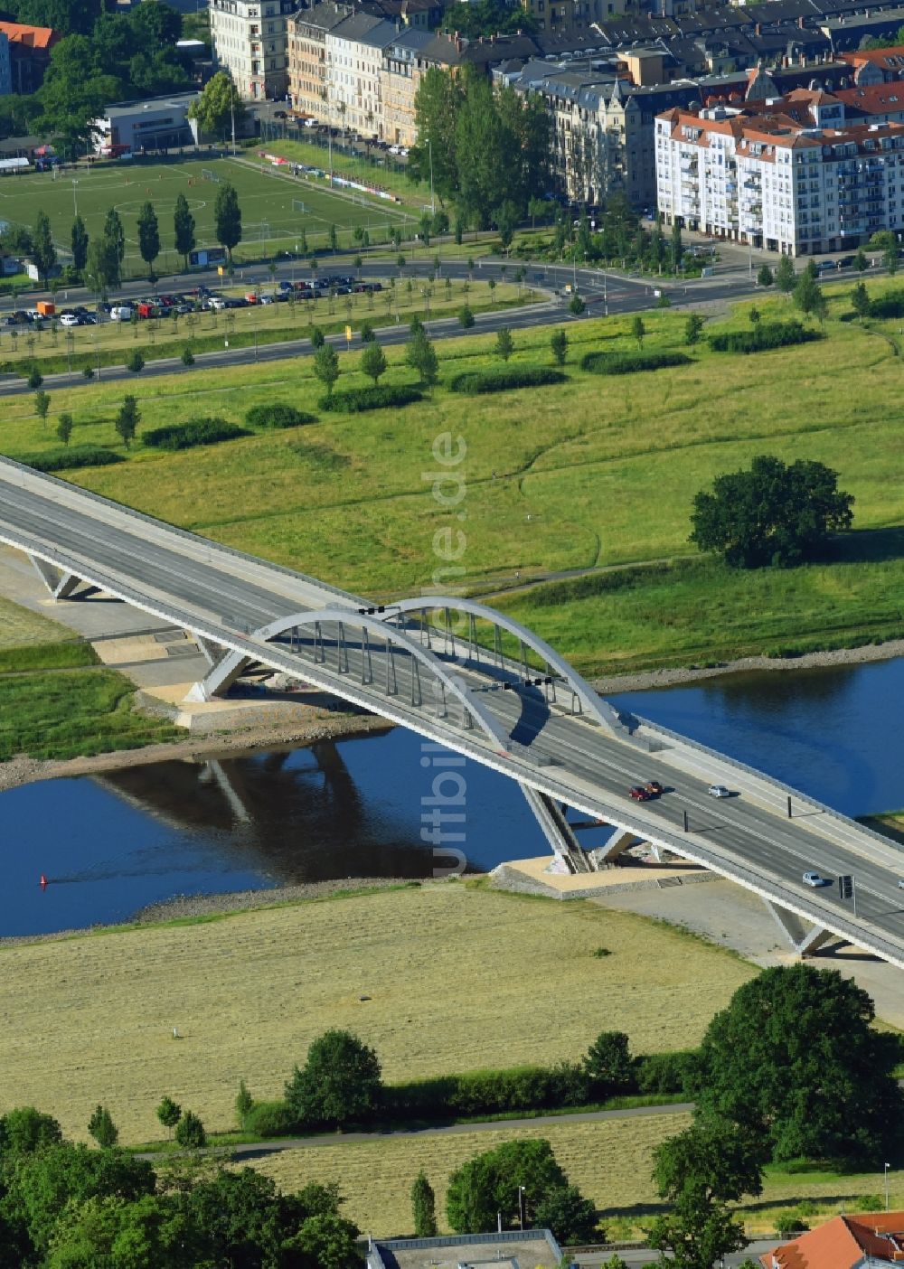 Luftbild Dresden - Waldschlösschenbrücke am Elbeufer in Dresden im Bundesland Sachsen