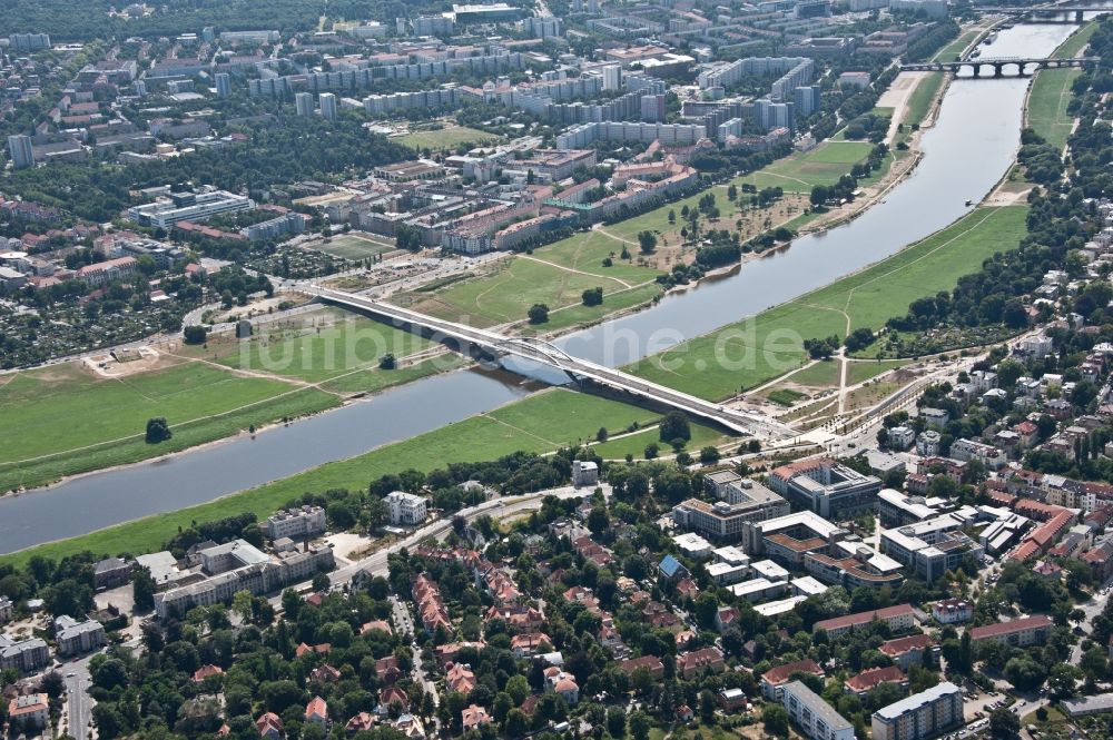 Dresden von oben - Waldschlösschenbrücke am Elbeufer in Dresden im Bundesland Sachsen