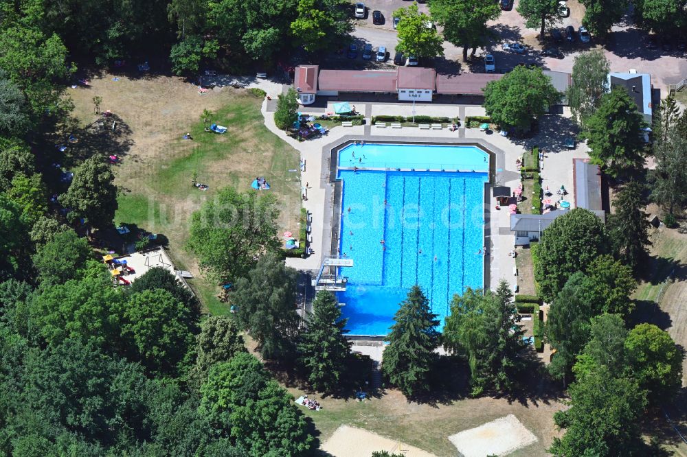 Luftaufnahme Friedrichroda - Waldschwimmbad am nordwestlichen Ortsrand von Friedrichroda im Bundesland Thüringen, Deutschland