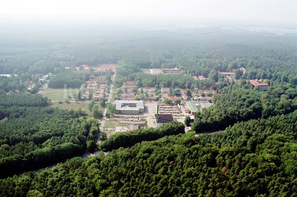 Wandlitz / Brandenburg aus der Vogelperspektive: Waldsiedlung in Wandlitz / Brandenburg Blick auf Brandenburgklinik (Herzzentrum) und Hugo Bosch Akademie (Tennisakademie) an der B273 ehemaliges SED-Gelände 16