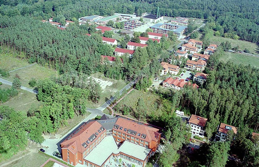 Wandlitz / Brandenburg von oben - Waldsiedlung in Wandlitz / Brandenburg Blick auf Brandenburgklinik (Herzzentrum) und Hugo Bosch Akademie (Tennisakademie) an der B273 ehemaliges SED-Gelände 16