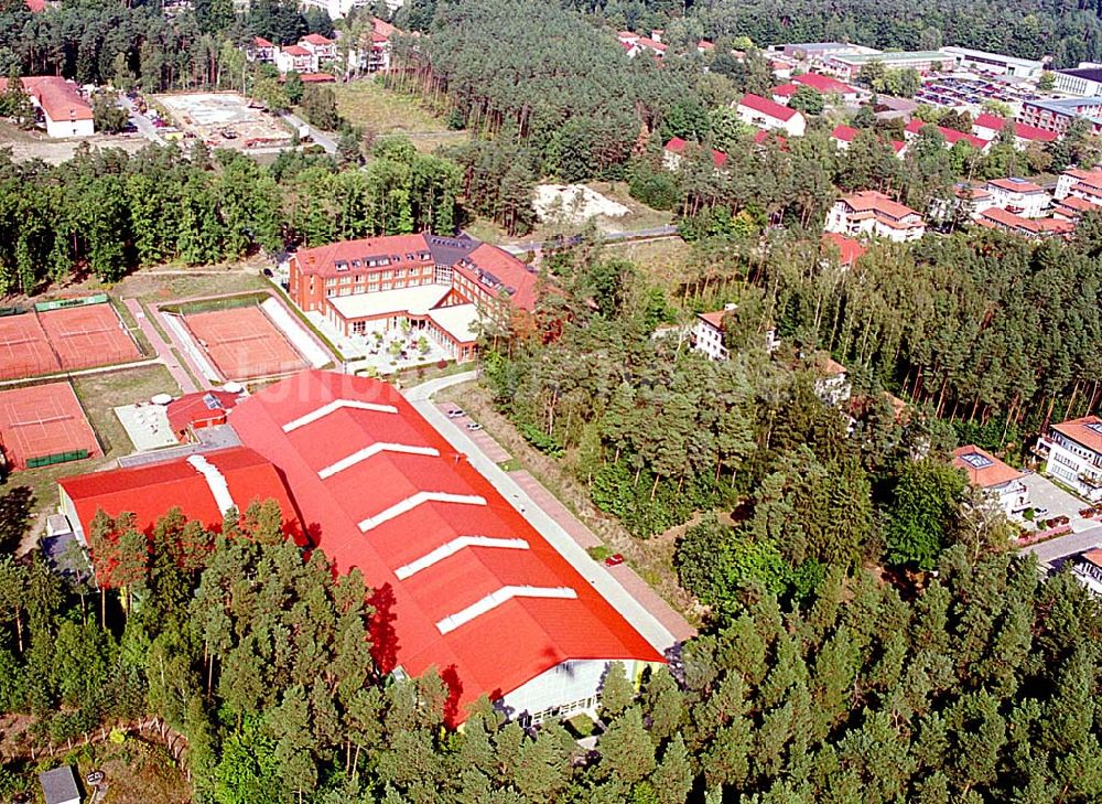 Wandlitz / Brandenburg aus der Vogelperspektive: Waldsiedlung in Wandlitz / Brandenburg Blick auf die Hugo Bosch Akademie (Tennisakademie) 16.09.2003 Foto: Grahn