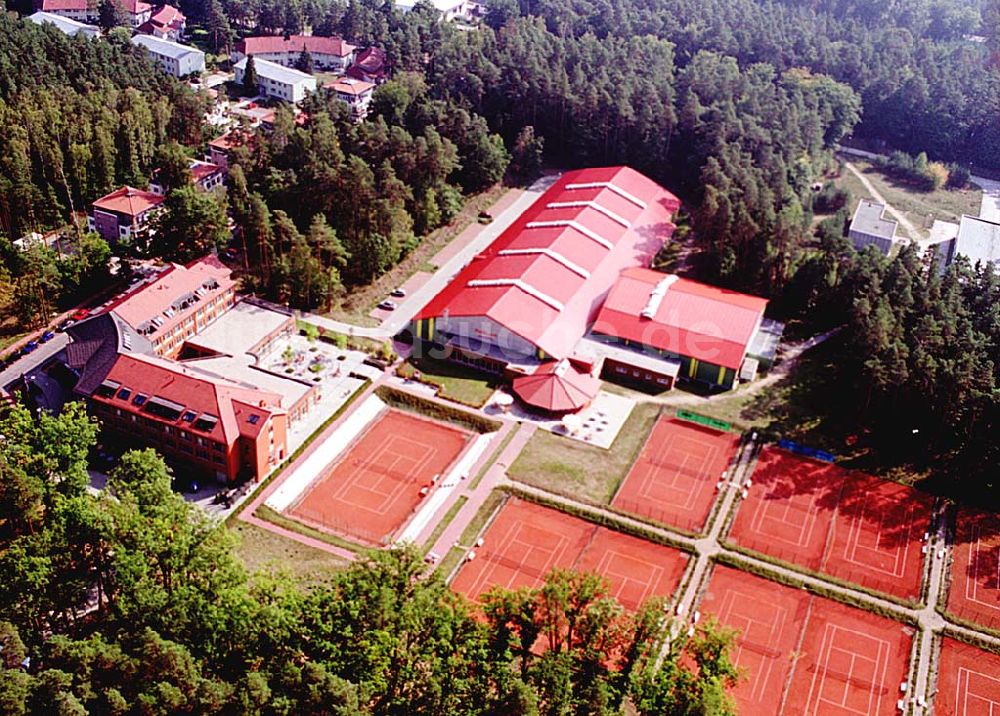 Wandlitz / Brandenburg aus der Vogelperspektive: Waldsiedlung in Wandlitz / Brandenburg Blick auf die Hugo Bosch Akademie (Tennisakademie) 16.09.2003 Foto: Grahn