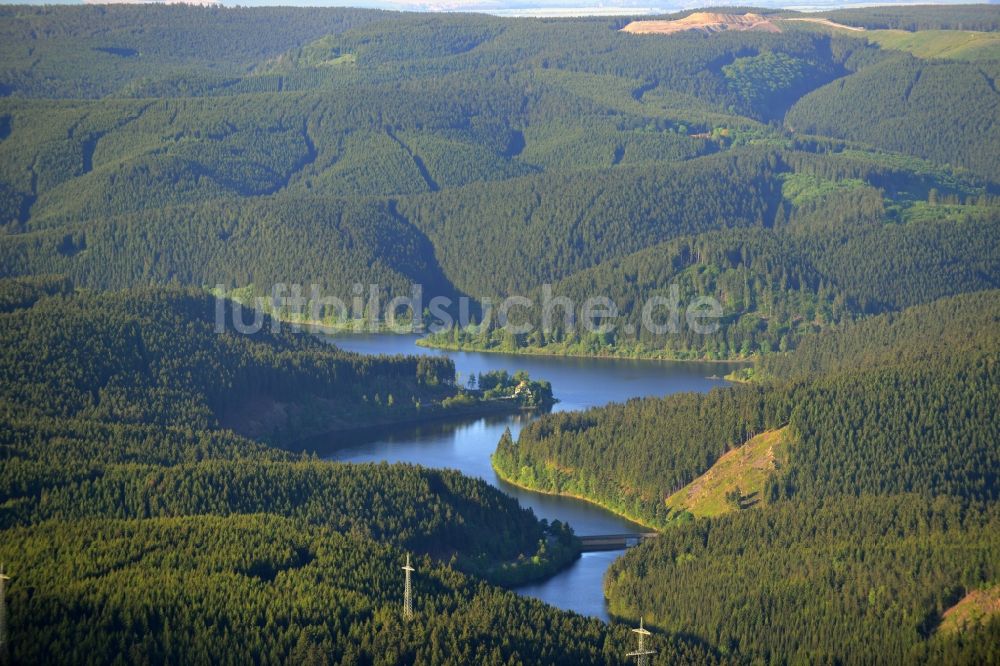 Schulenberg von oben - Waldumgebenes Gelände des Okerstausee bei Schulenberg im Oberharz im Bundesland Niedersachsen