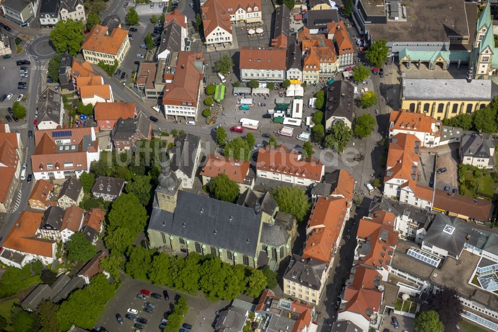 Luftaufnahme Werl - Wallfahrtsbasilika und neuromantische Hallenkirche Mariä Heimsuchung und Kirche St. Walburga in Werl im Bundesland Nordrhein-Westfalen 