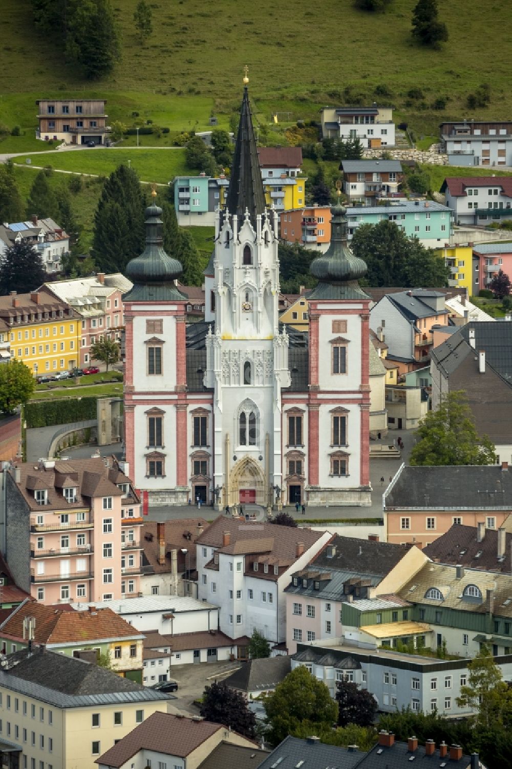 Mariazell von oben - Wallfahrtsort des Kirchenbaus Basilika von Mariazell in der Steiermark in Österreich