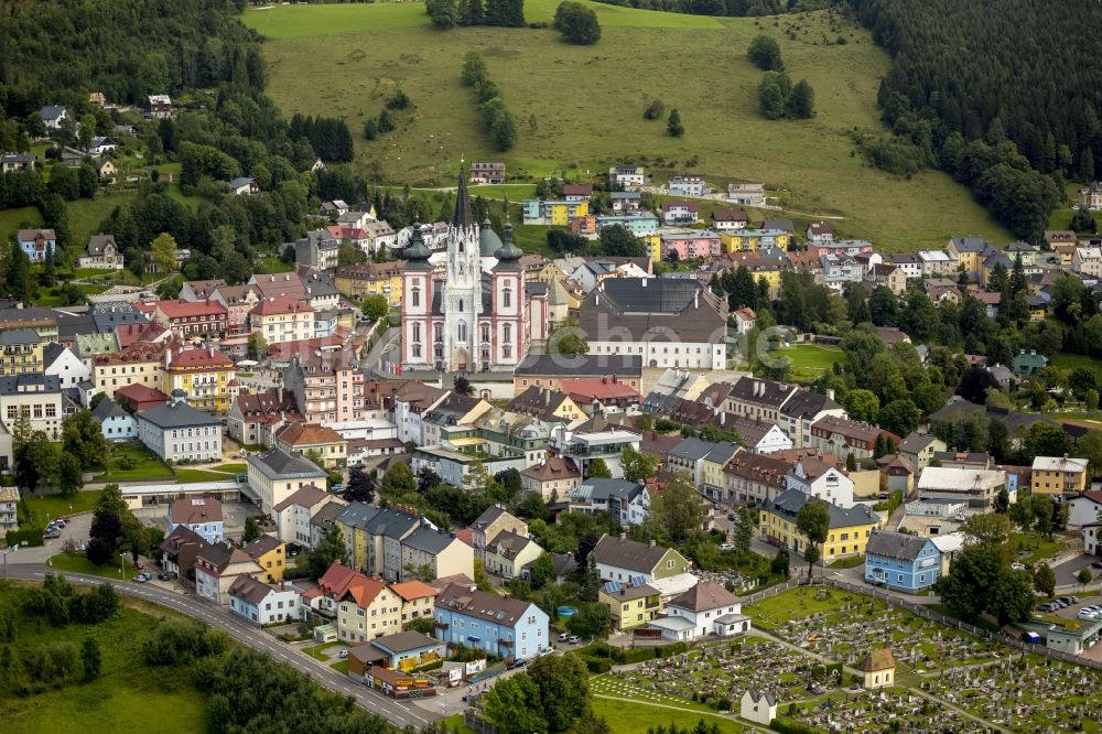 Luftbild Mariazell - Wallfahrtsort des Kirchenbaus Basilika von Mariazell in der Steiermark in Österreich