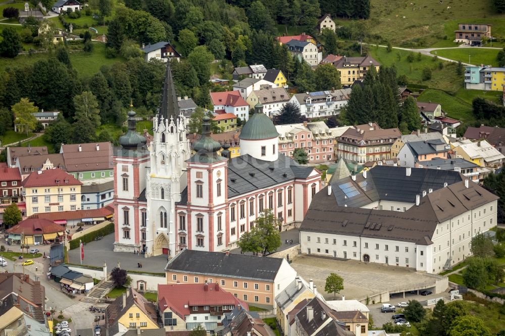 Luftaufnahme Mariazell - Wallfahrtsort des Kirchenbaus Basilika von Mariazell in der Steiermark in Österreich