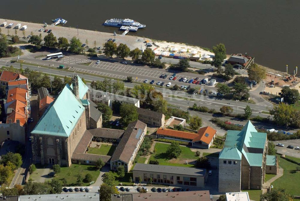 Luftaufnahme Magdeburg - Wallonerkirche und Sankt-Petri-Kirche im Magdeburger Stadtteil Altstadt