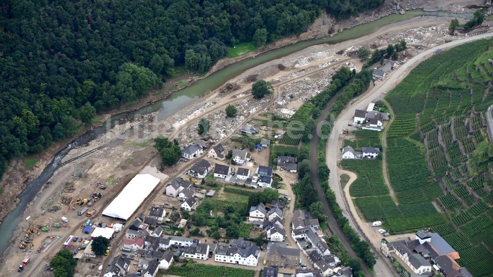 Bad Neuenahr-Ahrweiler aus der Vogelperspektive: Walporzheim nach der Hochwasserkatastrophe im Ahrtal diesen Jahres im Bundesland Rheinland-Pfalz, Deutschland