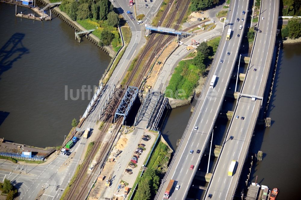 Luftaufnahme Hamburg - Waltershofer Bahnbrücke und Autobahnbrücke A7 in Hamburg-Mitte / Waltershof