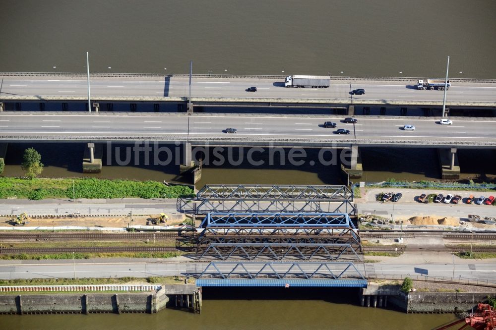 Hamburg aus der Vogelperspektive: Waltershofer Bahnbrücke und Autobahnbrücke A7 in Hamburg-Mitte / Waltershof