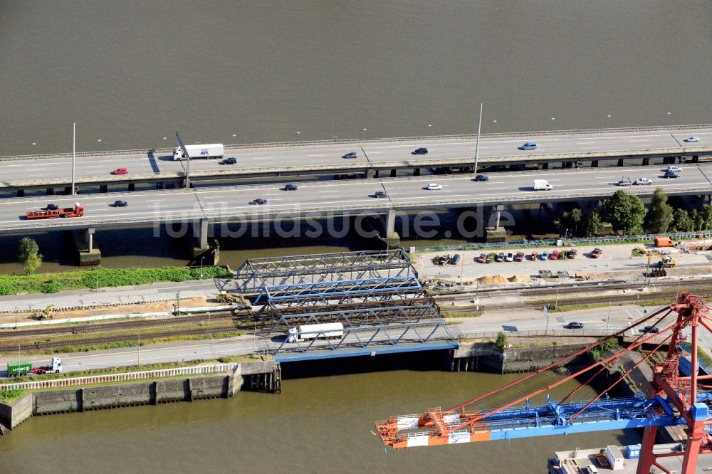 Hamburg von oben - Waltershofer Bahnbrücke und Autobahnbrücke A7 in Hamburg-Mitte / Waltershof