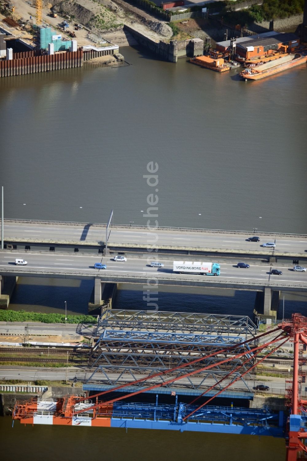 Luftaufnahme Hamburg - Waltershofer Bahnbrücke und Autobahnbrücke A7 in Hamburg-Mitte / Waltershof