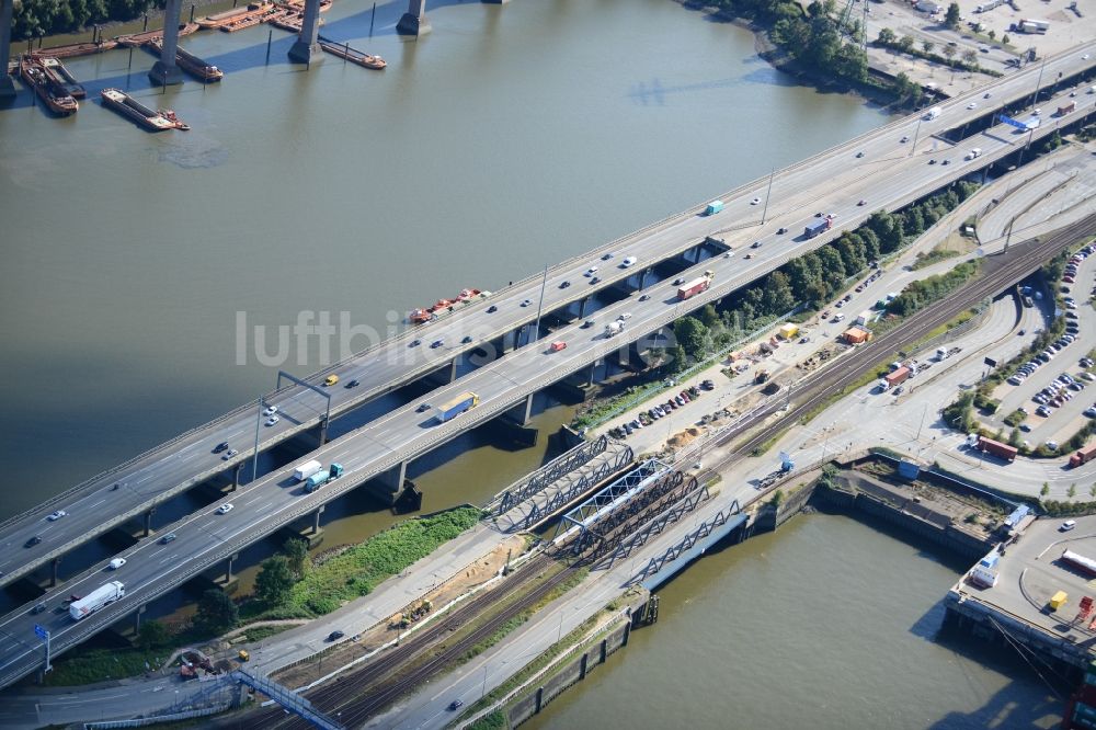 Hamburg aus der Vogelperspektive: Waltershofer Bahnbrücke und Autobahnbrücke A7 in Hamburg-Mitte / Waltershof