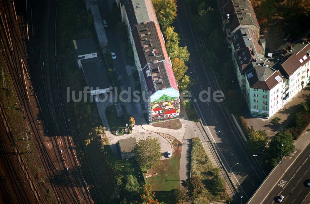 Berlin-Lichtenberg aus der Vogelperspektive: Wandgemälde an der Lichtenberger Brücke