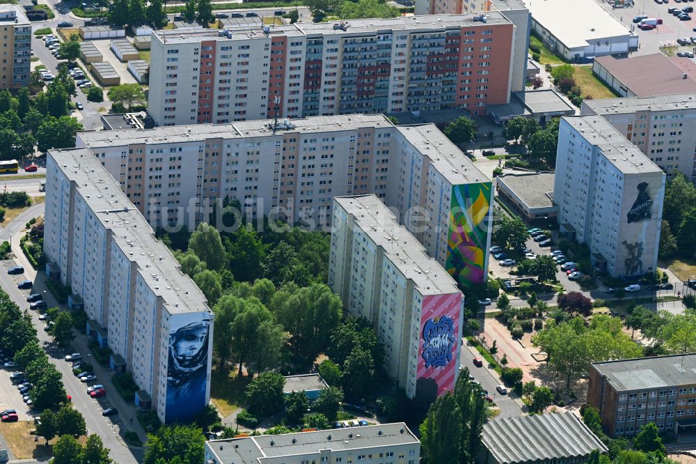 Luftbild Berlin - Wandmalerei an Plattenbau- Hochhäusern im Ortsteil Hellersdorf in Berlin, Deutschland