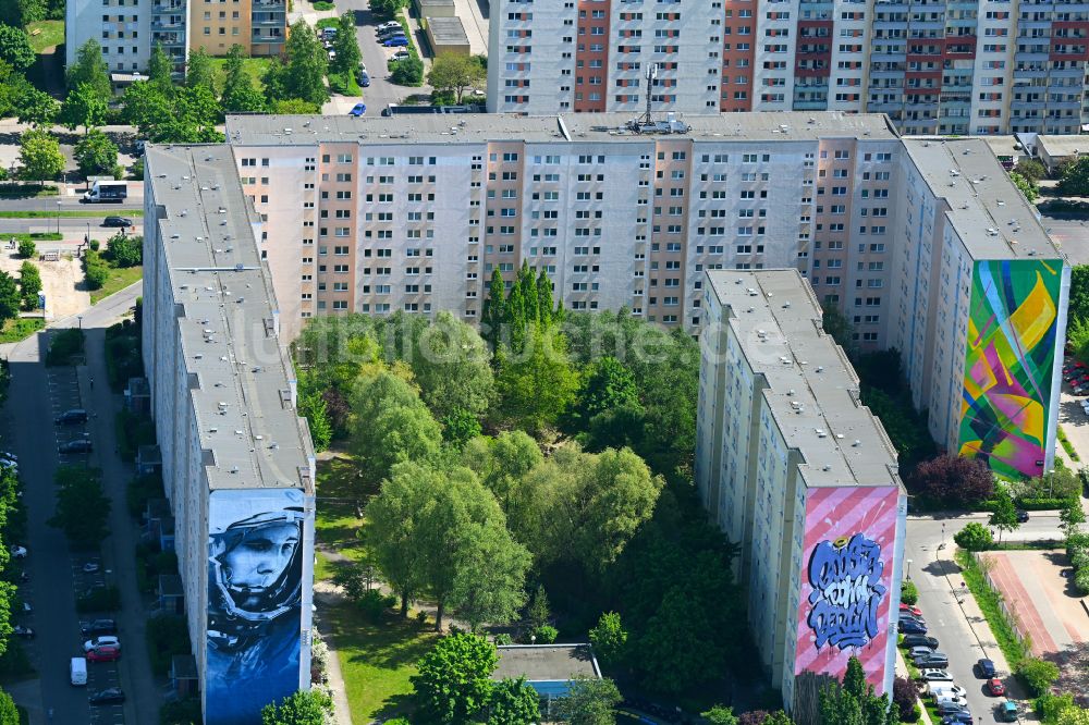 Luftbild Berlin - Wandmalerei an Plattenbau- Hochhäusern im Ortsteil Hellersdorf in Berlin, Deutschland