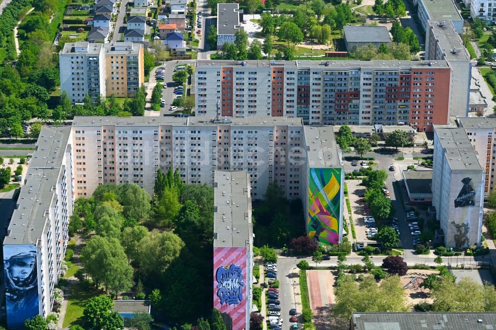 Berlin von oben - Wandmalerei an Plattenbau- Hochhäusern im Ortsteil Hellersdorf in Berlin, Deutschland