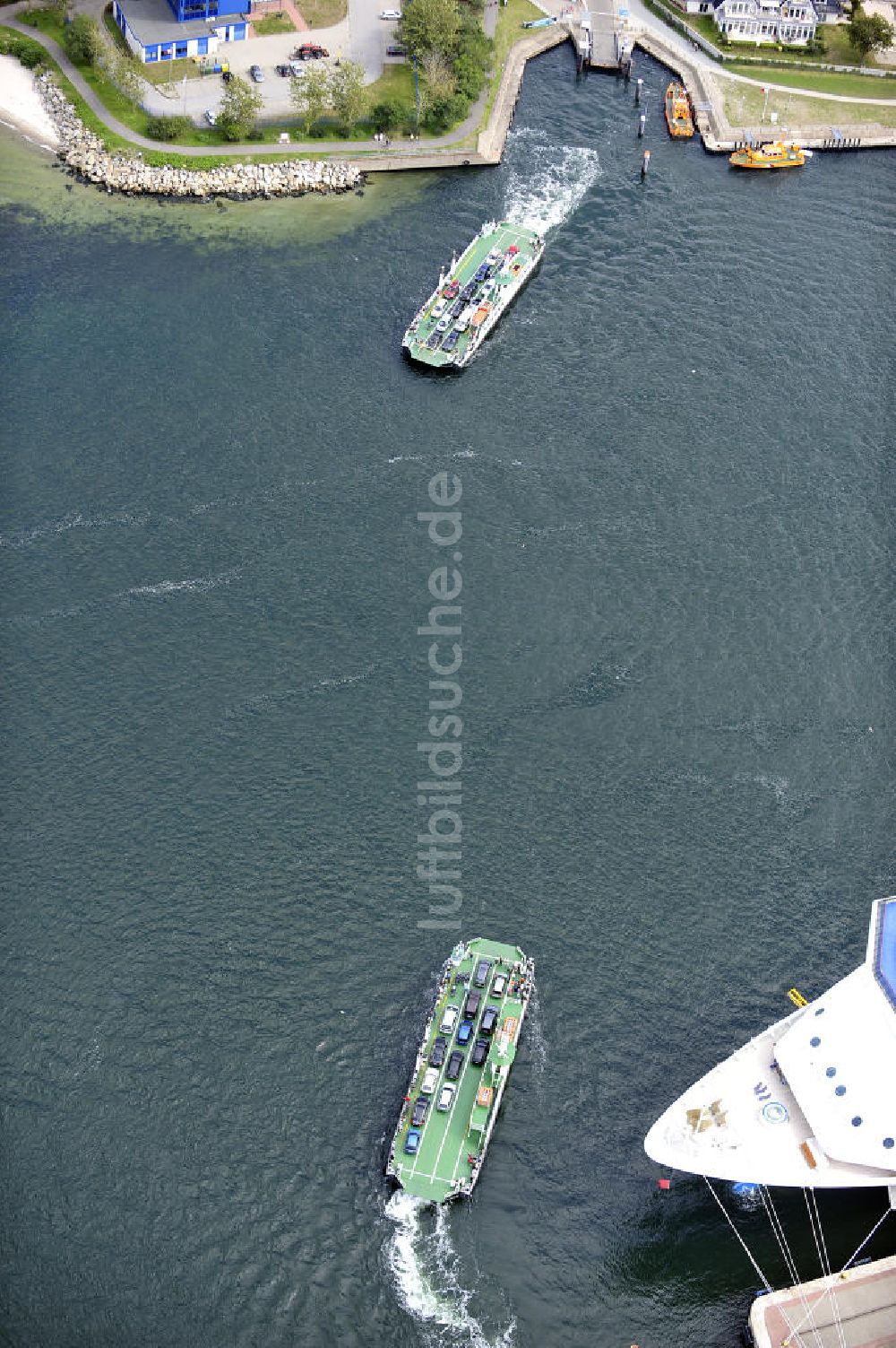 Luftbild Rostock - Warnemünde - Warnowfähren zwischen Warnemünde und Hohe Dühne