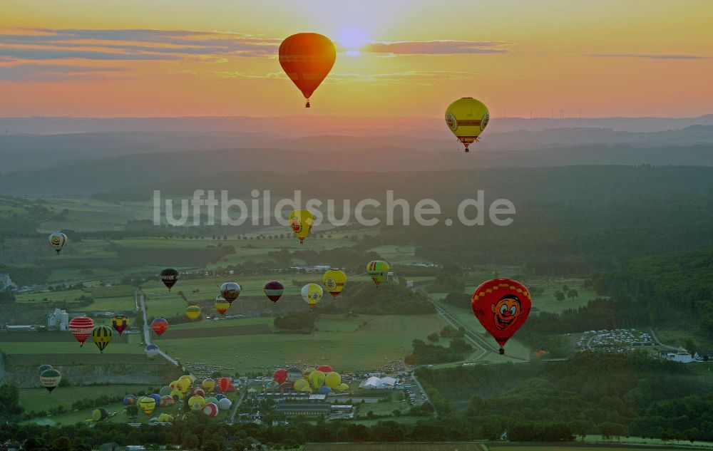 Luftbild Warstein - Warsteiner Internationale Mongolfiade