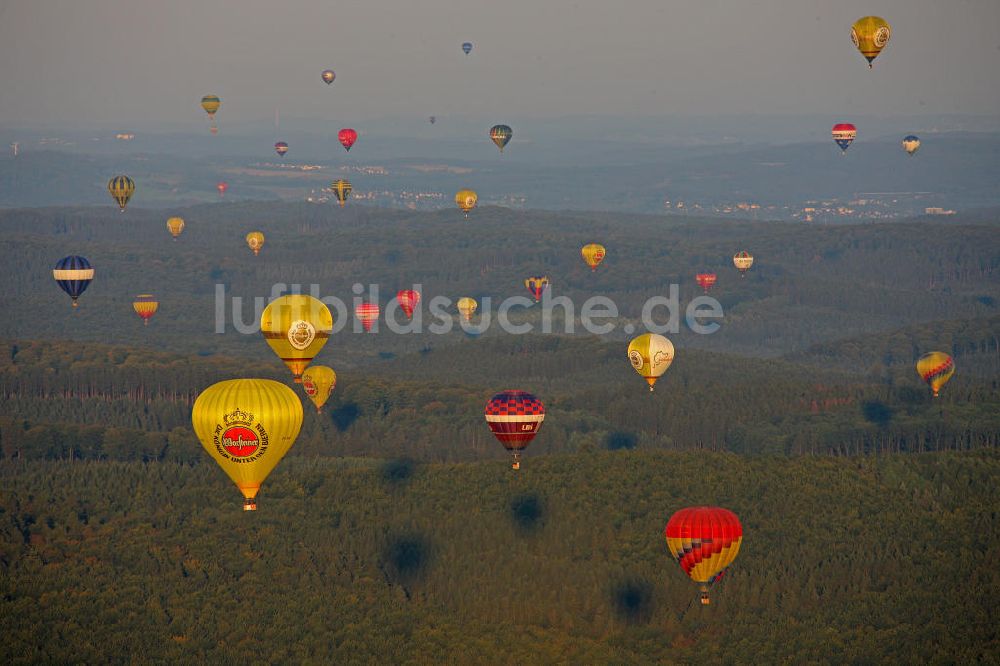 Luftbild Warstein - Warsteiner Internationale Mongolfiade