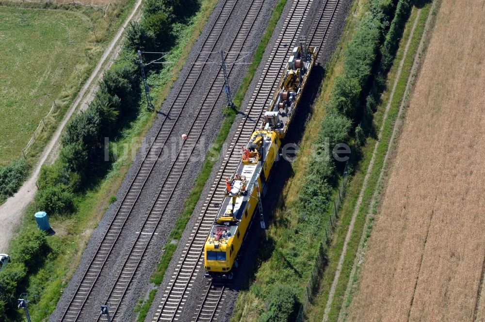 Egelsbach von oben - Wartungsarbeiten an einem Schienen- Gleis- und Oberleitungsstrang im Streckennetz der Deutschen Bahn in Egelsbach im Bundesland Hessen