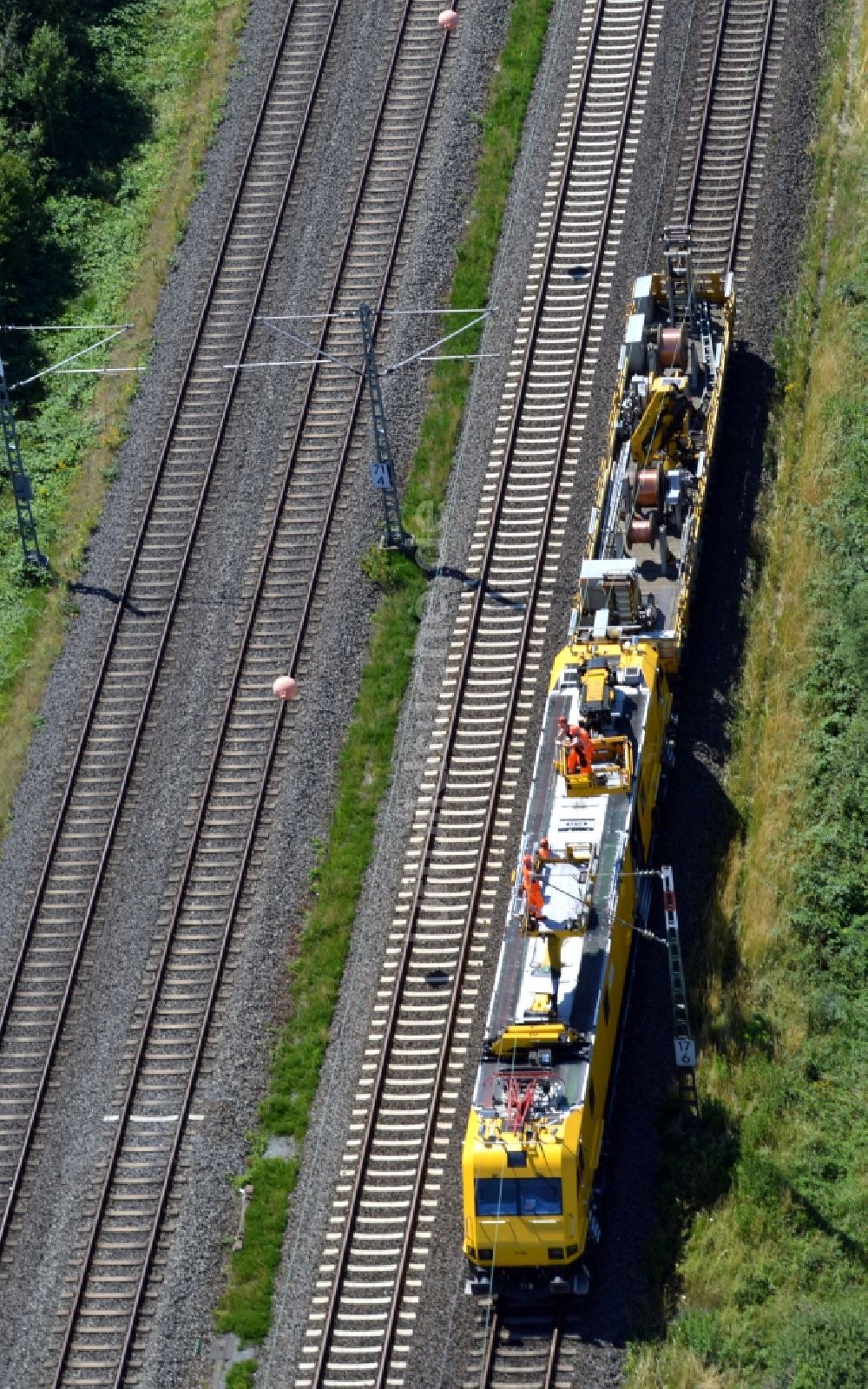 Egelsbach aus der Vogelperspektive: Wartungsarbeiten an einem Schienen- Gleis- und Oberleitungsstrang im Streckennetz der Deutschen Bahn in Egelsbach im Bundesland Hessen