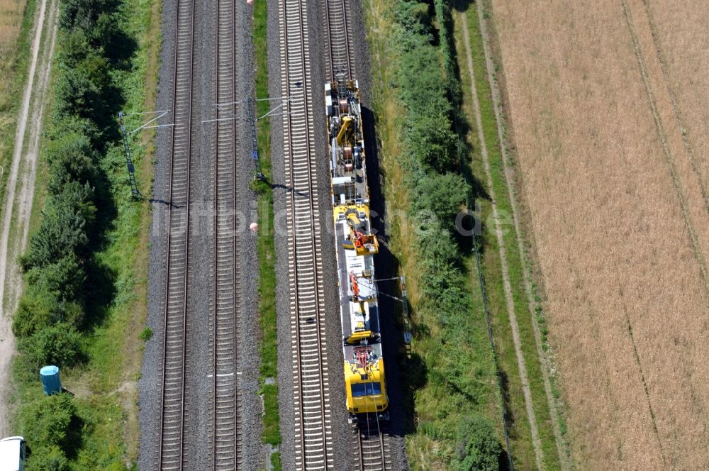 Luftbild Egelsbach - Wartungsarbeiten an einem Schienen- Gleis- und Oberleitungsstrang im Streckennetz der Deutschen Bahn in Egelsbach im Bundesland Hessen