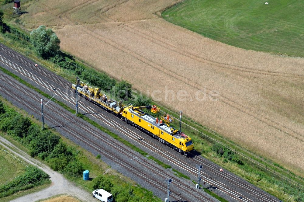 Luftaufnahme Egelsbach - Wartungsarbeiten an einem Schienen- Gleis- und Oberleitungsstrang im Streckennetz der Deutschen Bahn in Egelsbach im Bundesland Hessen