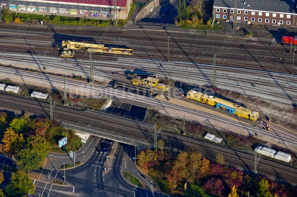 Luftaufnahme Göttingen - Wartungsarbeiten an einem Schienen- Gleis- und Oberleitungsstrang im Streckennetz der Deutschen Bahn in Göttingen im Bundesland Niedersachsen, Deutschland