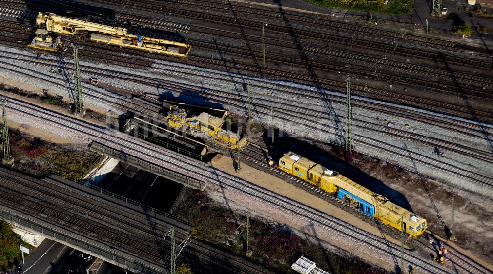 Göttingen von oben - Wartungsarbeiten an einem Schienen- Gleis- und Oberleitungsstrang im Streckennetz der Deutschen Bahn in Göttingen im Bundesland Niedersachsen, Deutschland